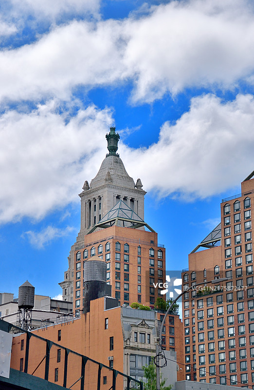 纽约曼哈顿，左侧钟楼、联合爱迪生大厦和泽肯多夫大厦图片素材