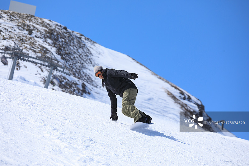 男子在山坡上滑雪图片素材