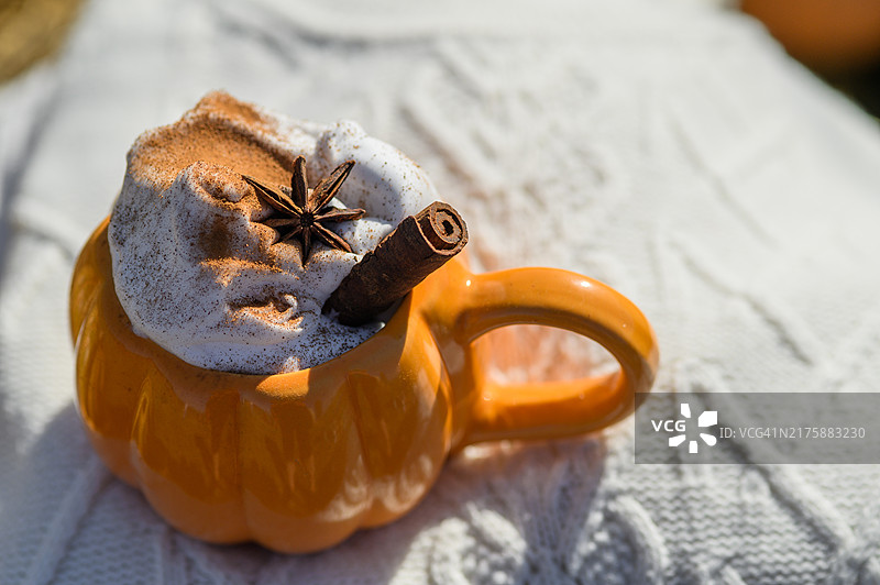 秋季温馨背景：南瓜拿铁与针织毛衣图片素材