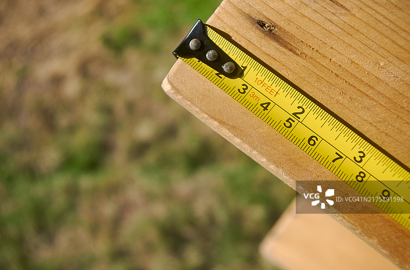 建筑用木板上的卷尺图片素材