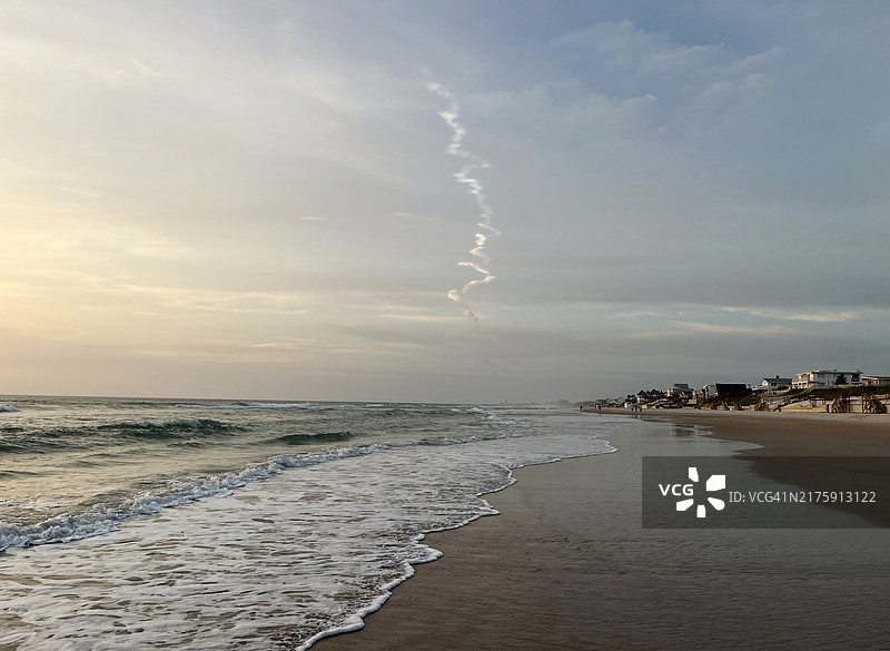 从代托纳比奇海岸观看的阿特拉斯5号火箭在黎明时发射，化学云迹在晨光中消散图片素材