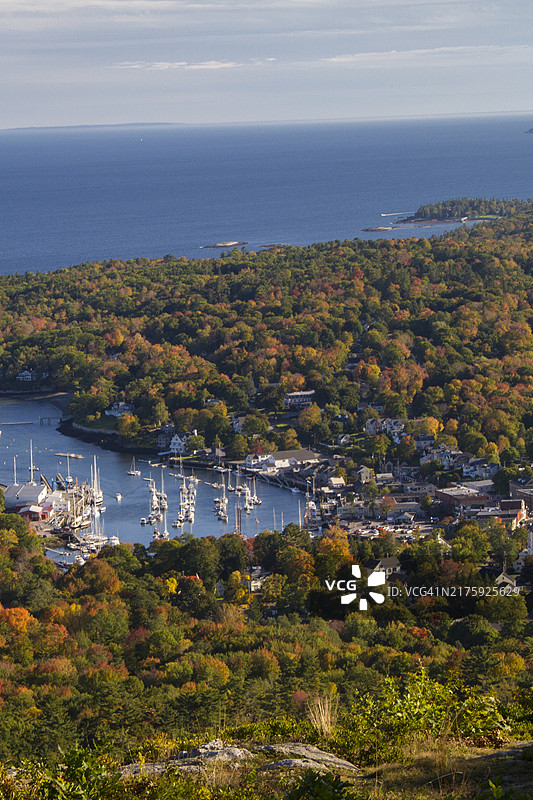 从巴蒂山欣赏秋色中的卡姆登图片素材