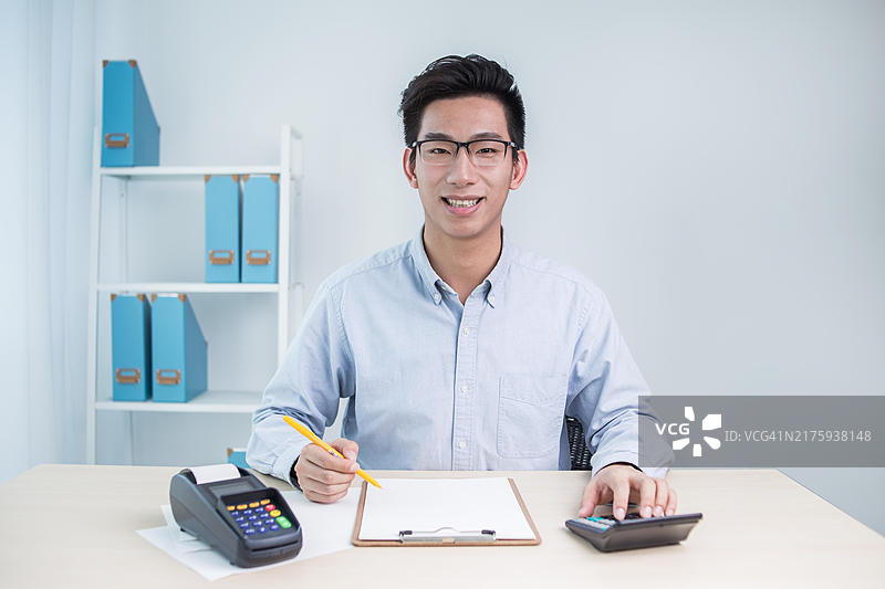 在办公室处理财务报告的亚洲商人图片素材