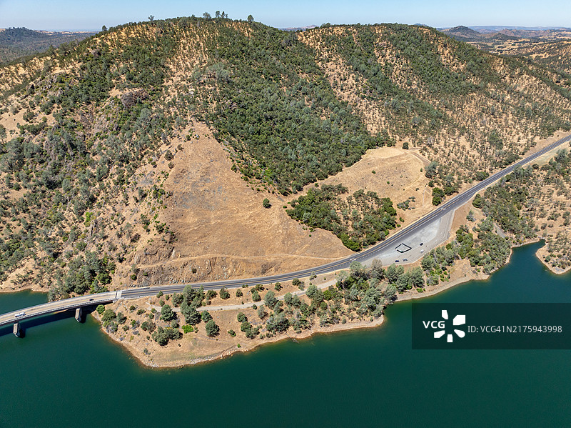 美国加利福尼亚州图奥勒米县的詹姆斯·E·罗伯茨纪念桥，杰克逊维尔和伍兹溪景观图片素材