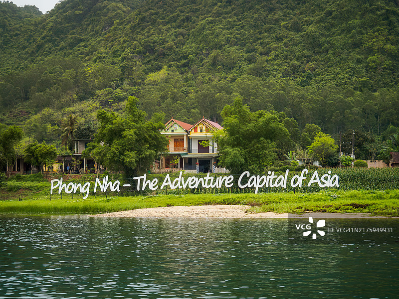 越南峰牙-己榜国家公园的传统房屋和河流图片素材