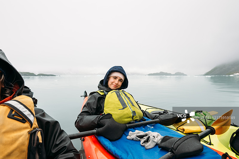 母亲和十几岁的女儿在阿拉斯加划皮划艇前往冰川图片素材