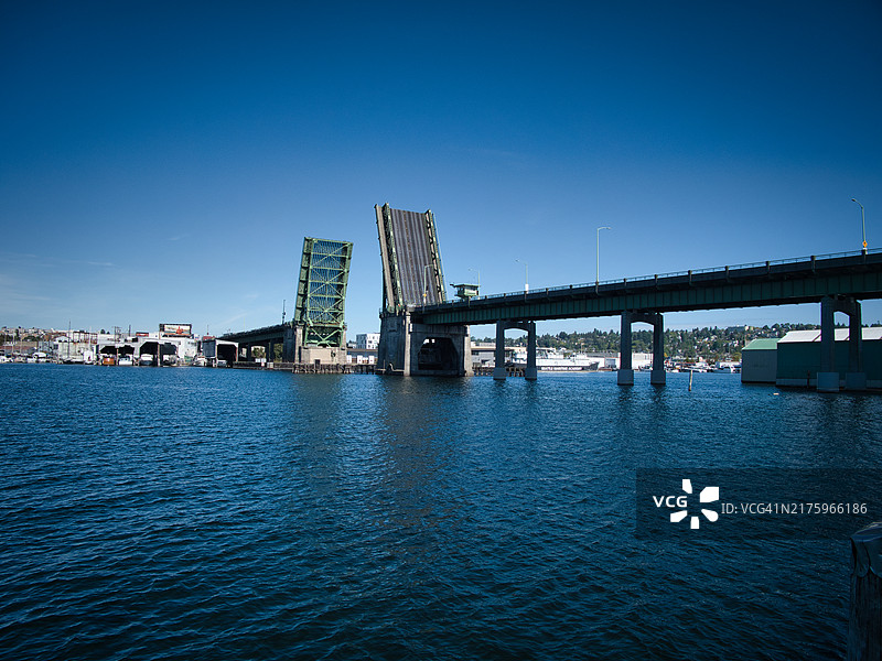 巴拉德桥开启图片素材