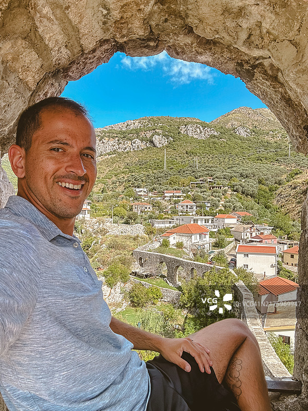 在斯塔里巴尔古老堡垒的游客图片素材