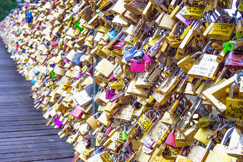 法国巴黎，塞纳河桥上的爱情锁图片素材