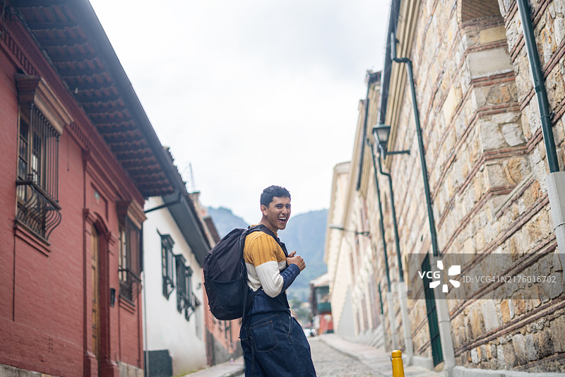 年轻游客在哥伦比亚波哥大的拉坎德拉里亚街头漫步图片素材