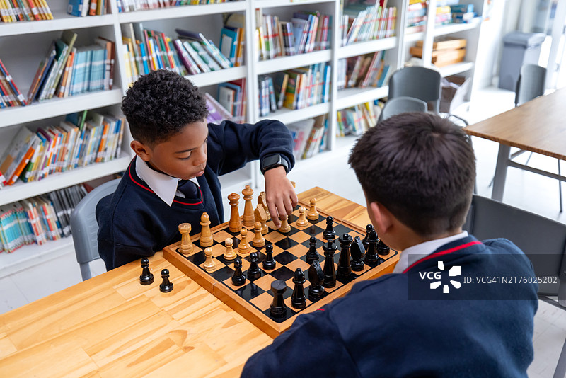 小学生在教室里下棋图片素材