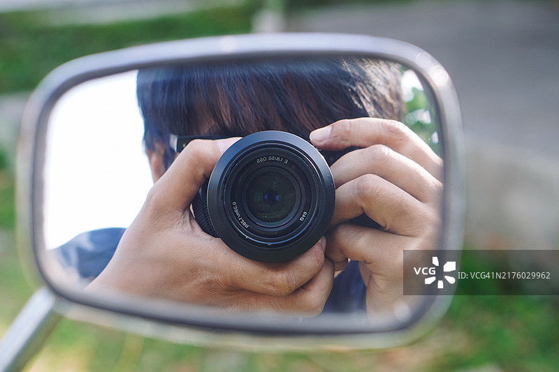 男子在滑板车镜子中自拍图片素材