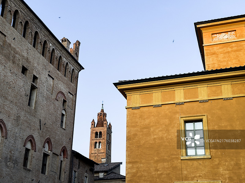 从烈士广场看到的皮奥宫（左）、圣玛丽亚城堡钟楼（中）和歌剧院的建筑细节图片素材