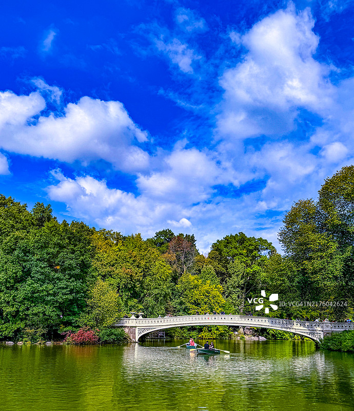在纽约弓桥附近的划艇上的人们图片素材