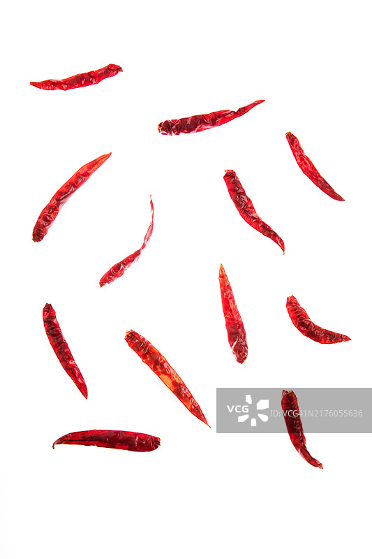 白色背景上的干红辣椒：适合亚洲和墨西哥菜肴的调味品图片素材