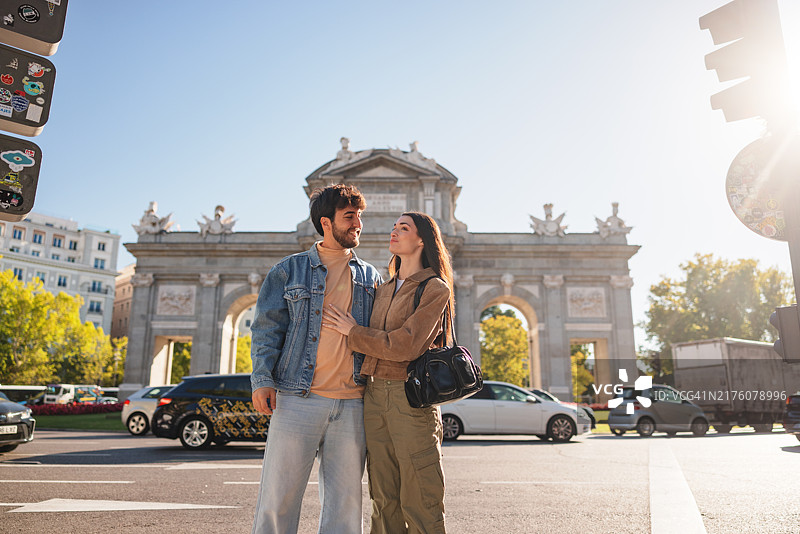 西班牙裔夫妇在马德里的阿尔卡拉门游览时享受乐趣图片素材