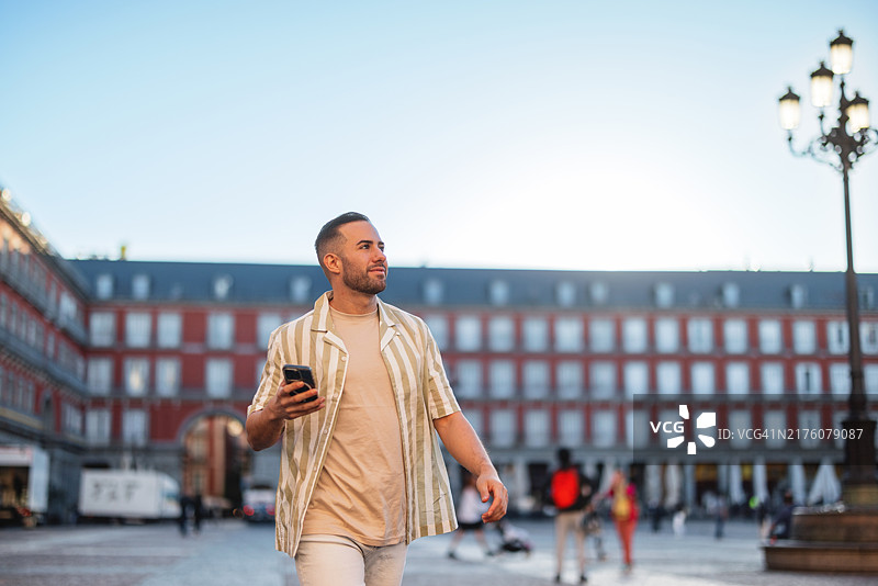 西班牙裔男子在马德里广场游览图片素材