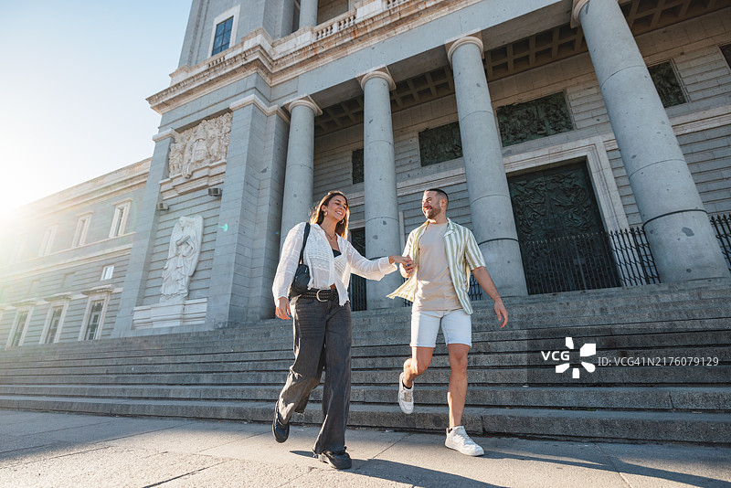 西班牙裔夫妇参观马德里阿尔穆德纳大教堂图片素材