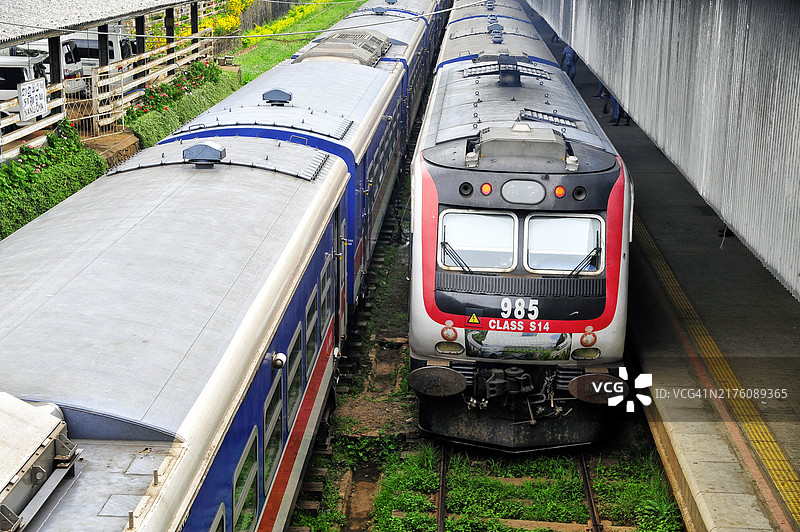 火车：发展、旅游、通勤、旅行（斯里兰卡客运列车）图片素材