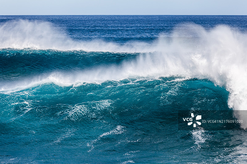 拍打在海面上的巨浪图片素材