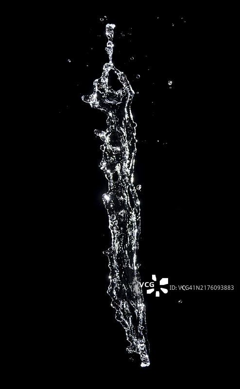 黑色背景上的自然水流喷射图片素材