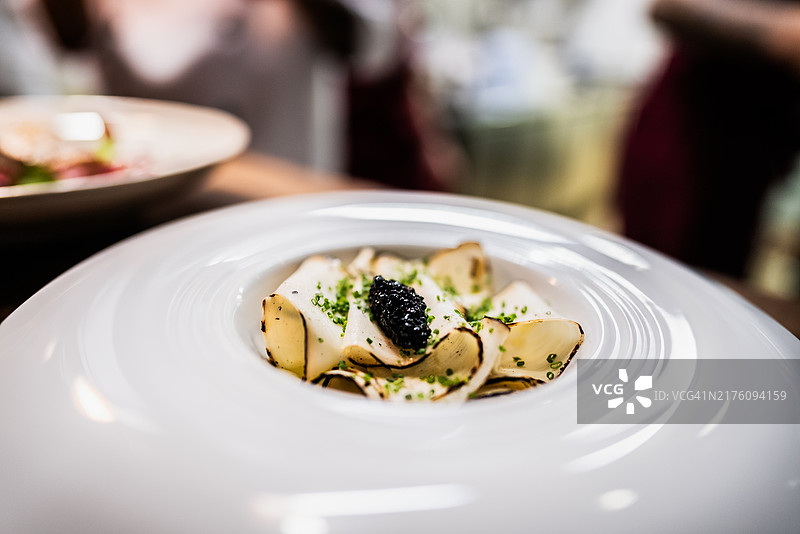 精致餐盘，搭配棕榈果和鱼子酱图片素材