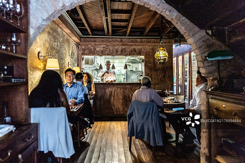 小餐馆里的商务人士图片素材