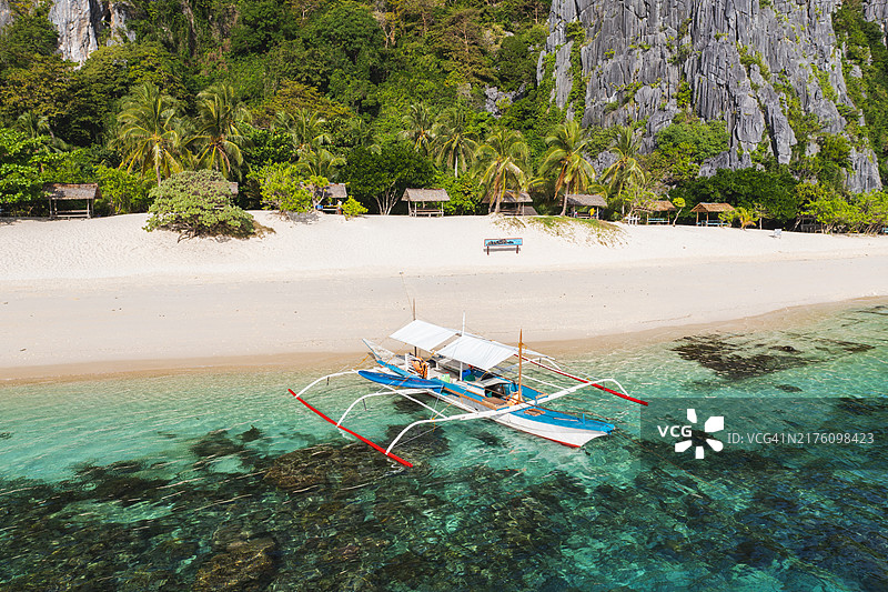 菲律宾巴拉望岛热带岛屿上停泊的船只图片素材