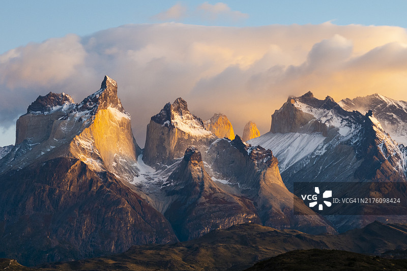 智利巴塔哥尼亚百内角峰日出图片素材