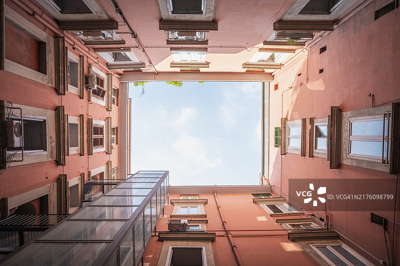 意大利那不勒斯住宅公寓内院的低角度广角视图图片素材