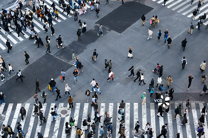 在日本东京步行的通勤者图片素材