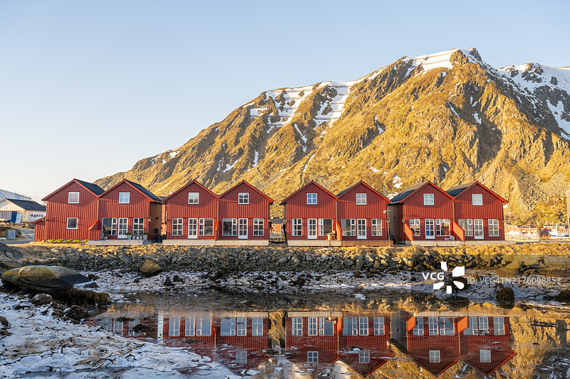 挪威罗弗敦群岛一排传统红色小屋图片素材