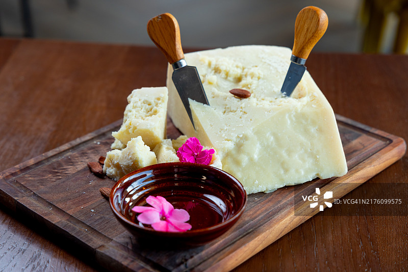 木板上的硬质牛奶格拉纳奶酪图片素材
