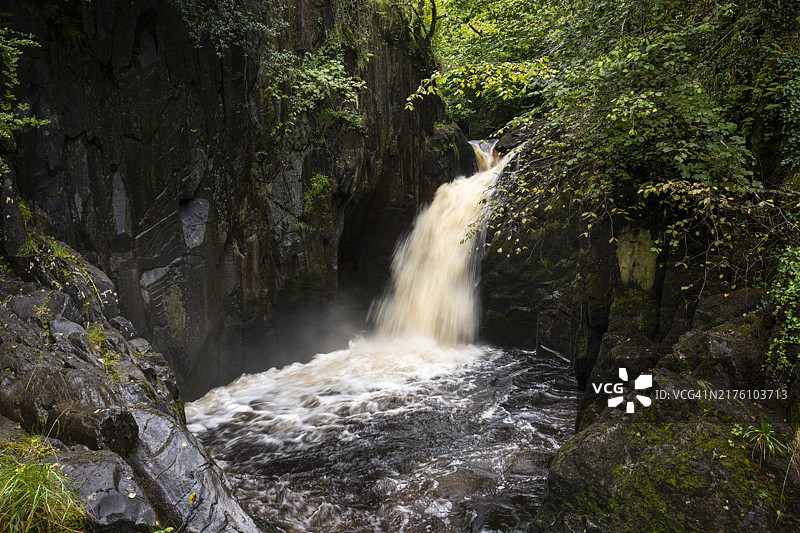 英格兰北约克郡因格尔顿瀑布步道图片素材