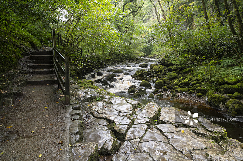 斯威拉峡谷，英格兰北约克郡英格尔顿瀑布步道图片素材