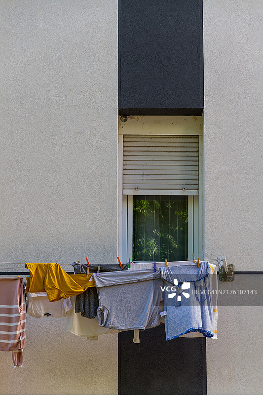 晾晒衣物的窗户图片素材