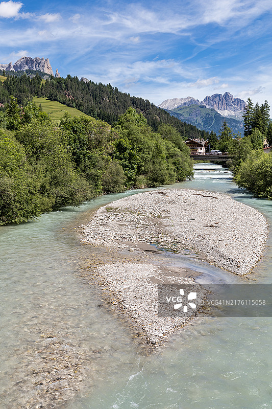流经索拉加迪法萨山村的河流图片素材