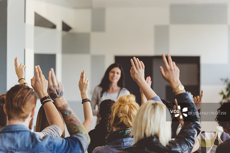 学生在研讨会上投票，举手图片素材