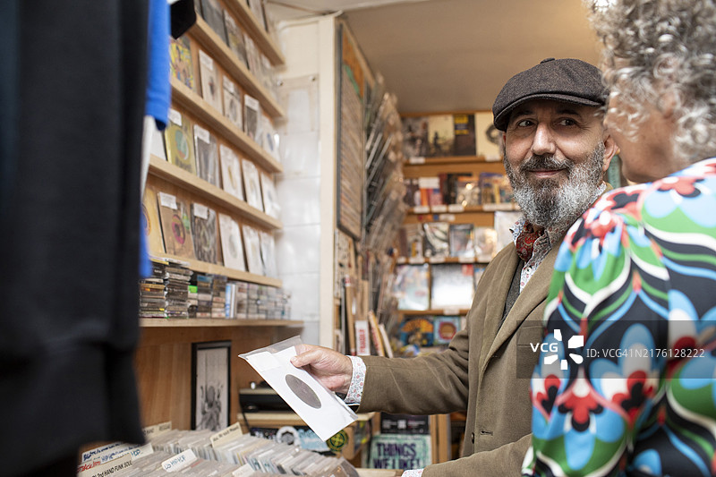 中年夫妇在唱片店里挑选黑胶唱片图片素材