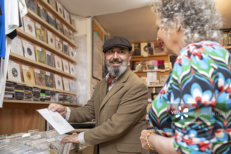 中年夫妇在唱片店里挑选黑胶唱片图片素材