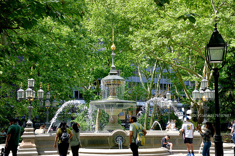 纽约曼哈顿纽约市政厅公园的雅各布·雷·莫尔德喷泉图片素材