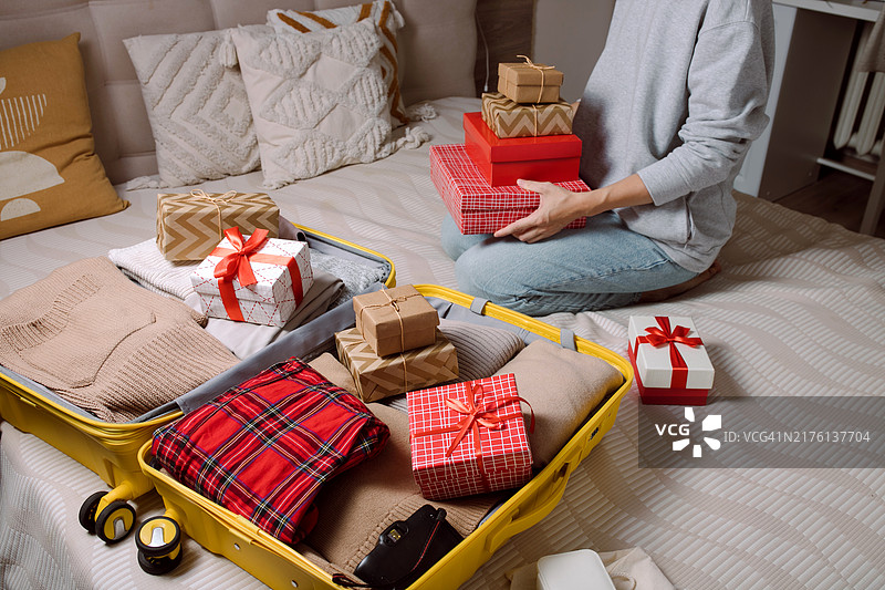 女人圣诞旅行前打包行李图片素材
