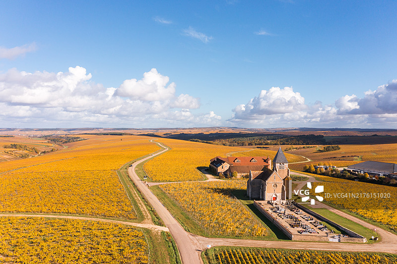 法国勃艮第科多尔省普雷伊教堂和金色葡萄园图片素材