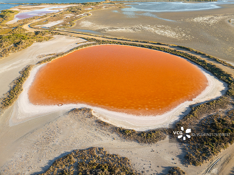 法国卡马格橙色盐湖航拍图片素材