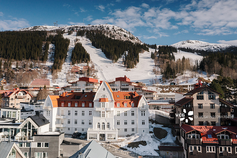 一个位于山上的阿尔卑斯滑雪度假村，下面是一个山村。图片素材