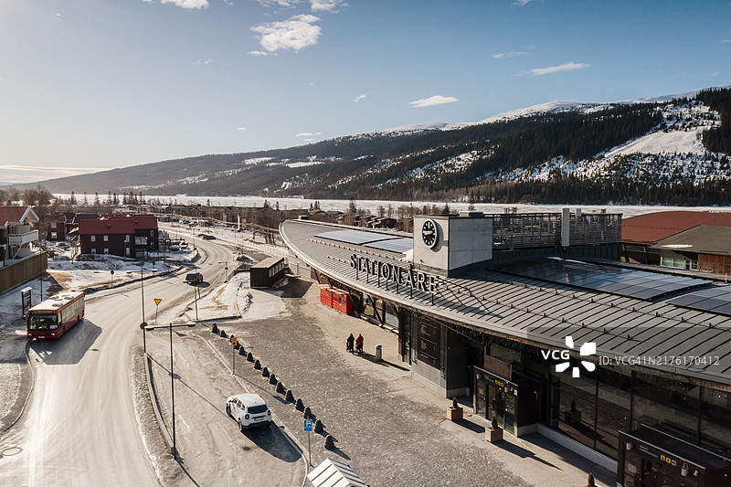 冬季山村火车站的鸟瞰图。图片素材