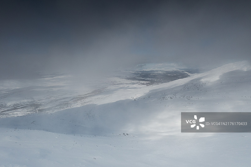 云雾缭绕的滑雪山坡航拍图片素材