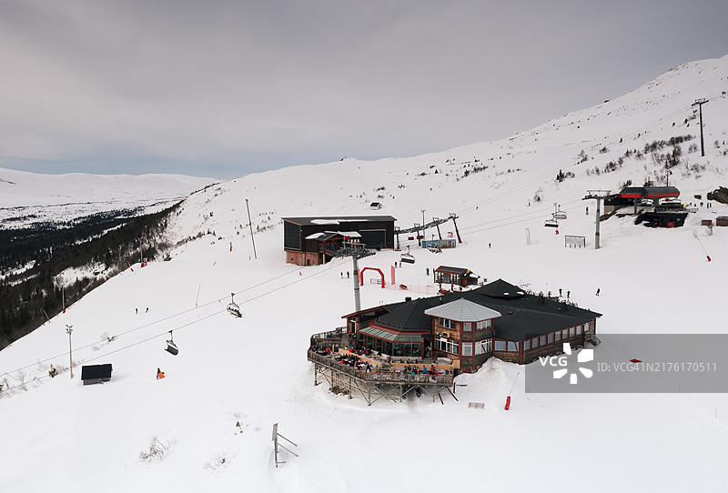 山脉的鸟瞰图，带有滑雪道和滑雪缆车。图片素材