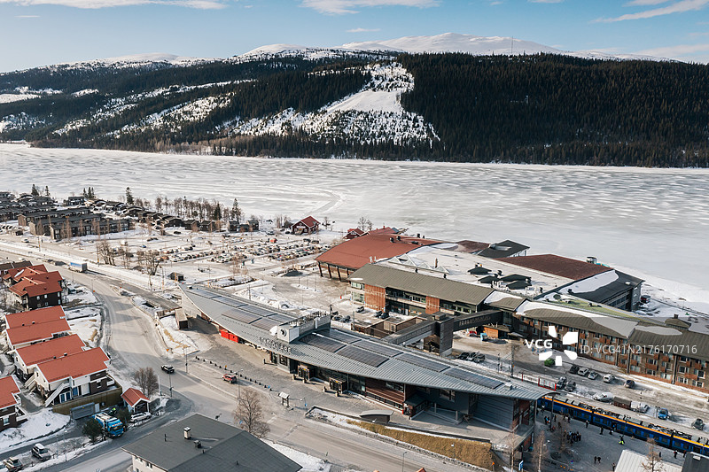 一个小山村，湖边有一个火车站。图片素材