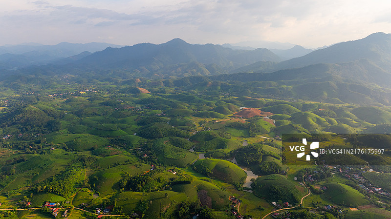 越南富寿省龙 cốc 茶山航拍景色，美丽的绿色茶园，自然风光背景。图片素材
